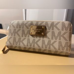 Michael Kors Jet Set Zip Wallet